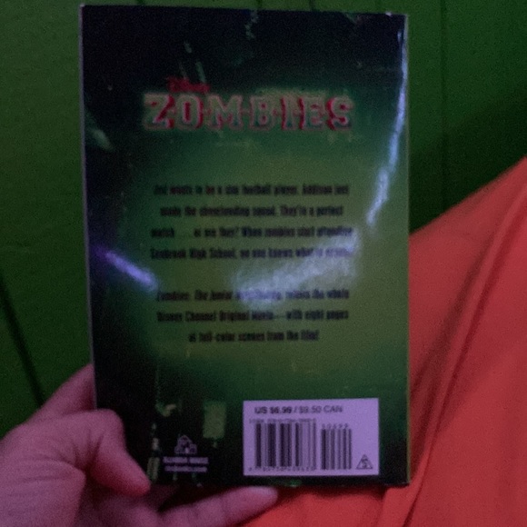 Z-O-M-B-I-E-S: The Junior Novelization - Picture 2 of 4